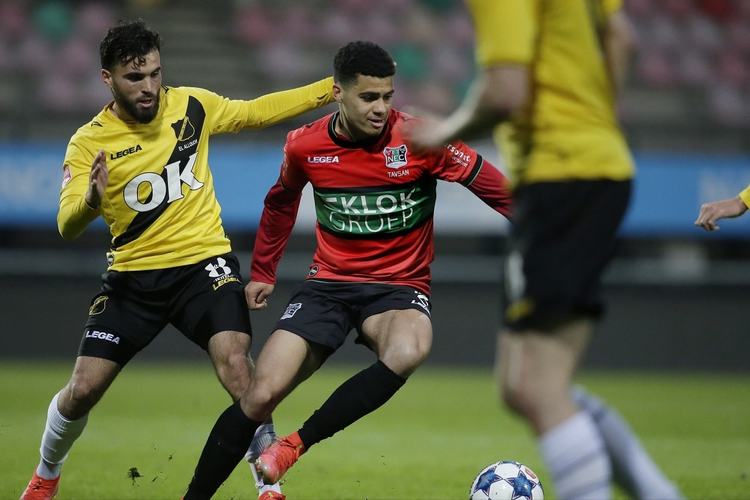 体育直击CBA：周琦伤退 辽宁击败新疆豪取8连胜