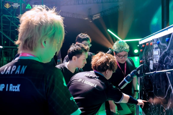 西甲最新积分战报：黑马零丢球登顶，皇马狂胜，西班牙人丢分